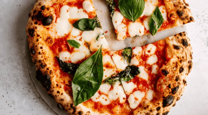 אפיית פיצה בטאבון